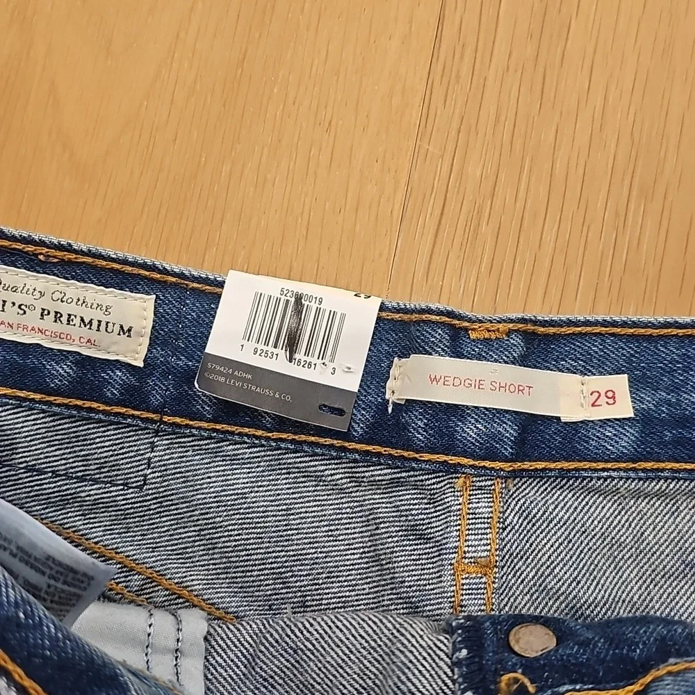 NWT Levi's High Waist Wedgie Ripped Blue Jean Shorts Size 29